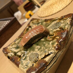 鮨　いの - 炙ったサワラはワサビの代わりにからしで。皮目が香ばしくて美味しい。