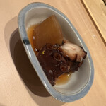 鮨　いの - 煮蛸は削ってかけられたゆず皮の風味が美味しい。