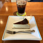 SANTO CAFE HANAMIZUKI - ・アイスコーヒー 583円/税込
                      ・バスクチーズケーキ 528円/税込
                      ※ドリンクとセットで▲100円