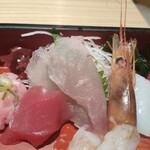 Sushiya Ginzou - 刺し身の盛り合わせ〜イカ、甘海老、ビンチョウマグロ、赤身マグロ、ネギトロ〜たっぷりの刺し身が嬉しい〜♡