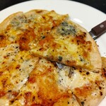 ビバフレンド - 三種チーズピザ 600円