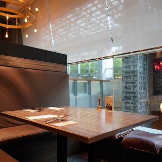 最大4名様の窓側 L字ソファー席です。