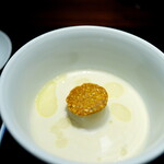 ShinoiS - 喜界島のゴマと鶏でコンソメを使ったスープ。真ん中にゴマ団子。