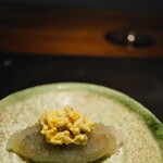 ShinoiS - 蒸し餃子風の中身は豚肉を醤油・ごま油・お酒・バジルで調理。タルタルをかけて。
