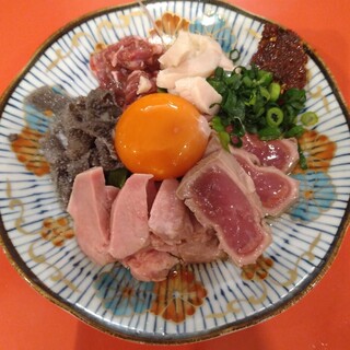 朝引き後直送された新鮮なホルモン使用の「生ホルモンユッケ」