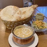 タンドリーキッチン - ナンのランチ。カレーは豆ココナッツ