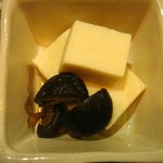 難波かくうち - 高野豆腐としいたけの煮物　茎の部分を残してくれてます