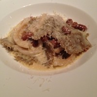 インカント - イタリア産石臼挽き蕎麦粉のストラッチ 酸凝固の希少なアルトアディジェ山のチーズ”グラウケーゼ”とスペック、ラディッキョ、うずら豆、豚の皮の南チロル風