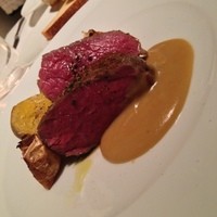 インカント - ＜フランス産 リムーザン牛 ドライエイジング＞・アルサングエ（レア）に焼き上げた サシの無い肉本来の味わいを楽しむ赤身のロースト シチリアのミネラル塩と田子町ニンニクのピュレと共に