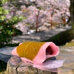 兼六園茶屋 見城亭 - 桜餅。400円