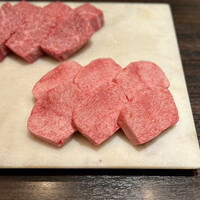 焼肉うしごろ 銀座並木通り店 - 究極の黒タン 厚切り 