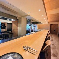bekki - bekki店内はカウンター席だけ、大きな窓から緑の木々