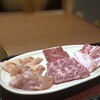 にくやのにかい - ◆お肉は3種類、この価格としては量が多めかしら。
