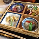 下鴨茶寮 - 松花堂御膳のお弁当。
            煮物と味噌汁がとくに美味しかったです♫