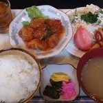 金曜日 - 鶏唐揚ﾁﾘｿｰｽと春巻￥800