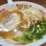 Chikara - 中華そば【伝や味】(税込720円)
                        これは魚介出汁を加えた豚骨醤油ラーメンで1階のうどん用厨房で作成
                        個人的には通常の醤油豚骨よりも胃袋に優しい味わいに仕上がっている気がします。