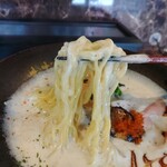 ただいま変身中 - 牡蠣と豆乳のラーメンの麺