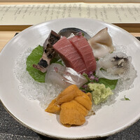 酒遊庵こてつ - 刺身盛（天然生本鮪トロ、ほっき貝、コチ、スミイカ、鰹の藁タタキ、〆トロ鯖、北海道の生雲丹）