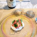 La Brianza - ストラッチャテッラチーズ苺トマトガスパチョ。甘いトマトや甘酸っぱい苺とチーズを絡めながら、キュートな美味しさ(*˘︶˘*).｡.:*♡ 春のご馳走な印象