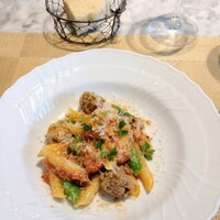 La Brianza - ポルペッティペンネアーモンドレーズン。ポルペッティが肉肉しくて存在感たっぷり美味しい☆トマトのさわやかさとレーズンのコク甘みいい感じ(*^^*)