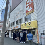 こく一番 ラーメン みどりや - 平日の12時過ぎ、けっこう並んでる。