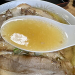 こく一番 ラーメン みどりや - スープ（塩）。