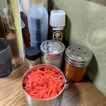 こく一番 ラーメン みどりや - 卓上。