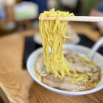 こく一番 ラーメン みどりや - 麺リフト。