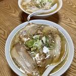 こく一番 ラーメン みどりや - 手前が塩、奥が味噌。スープという名目なので味の指定は出来ない。