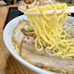 こく一番 ラーメン みどりや - 麺は黄色い中細縮れ麺。