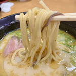 スシロー - 「豚骨鯛だしラーメン（税込￥430）」の麺リフト…