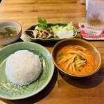Taire Su Toran Thian - レッドカレーとジャスミンライス・スープ・スパイシーきのこサラダ
