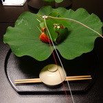 京懐石 吉泉 - 大きな蓮の葉に包まれたホウズキ入りの前菜