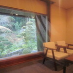 日本茶きみくら - 大きな窓から庭園を望めます