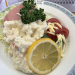食堂大郷 - 山のようなポテトサラダと、ハム野菜サラダで構成されています！