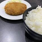 和牛処 助春 - “名物”ミンチカツもセットに付きます。ご飯は大盛（無料）でお願いしました。