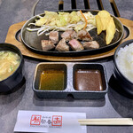 和牛処 助春 - サイコロステーキとミンチカツのセット…カツは調理中でした。※前に置かれたタレはミンチカツ用の物です。
