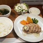 キッチン ブルー グローブ - スモーク香る鶏肉とチーズのガランティーヌ、レモンペッパーソー