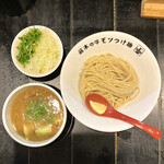 Kuraki - ・牛モツつけ麺 920円/税込
                      ・トッピング ネギ 110円/税込