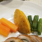 キッチン ブルー グローブ - 人参、パンプキンポテサラ、インゲン豆のアップ