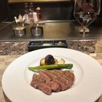 名駅 鉄板焼き 森本Ｘ Premium - お肉はミディアムレア