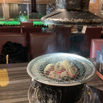 炭焼道楽 - 炭火でお肉を焼く