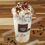 Cafe Junxion - ウインナーコーヒー飲むティラミス