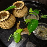 京懐石 吉泉 - 魚籠入りの稚鮎とジュンサイ