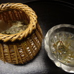 京懐石 吉泉 - 魚籠入りの稚鮎とジュンサイ