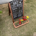 LUCY Cafe - 庭先の看板