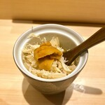 麻布十番 鮨とも - 毛ガニ、ウニの、酢飯を入れてくれます！贅沢！！