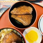 Tsuruga Yoroppa Ken - 大カツ丼4切
      一味唐辛子をかけて