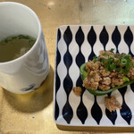 須崎屋台かじしか - つくね入り鶏スープ(お通し)と肉みそピーマン