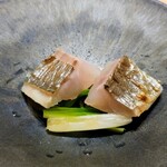 鮨 唐島 - 皮目を炙ったエボダイ、ウルイ